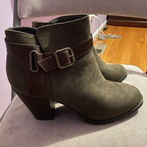 Short heel boots